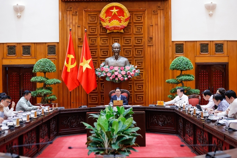 Thủ tướng Phạm Minh Chính chủ trì cuộc họp với các bộ ngành, đơn vị liên quan để rà soát việc triển khai các dự án đường sắt kết nối với Trung Quốc - Ảnh: VGP/Nhật Bắc