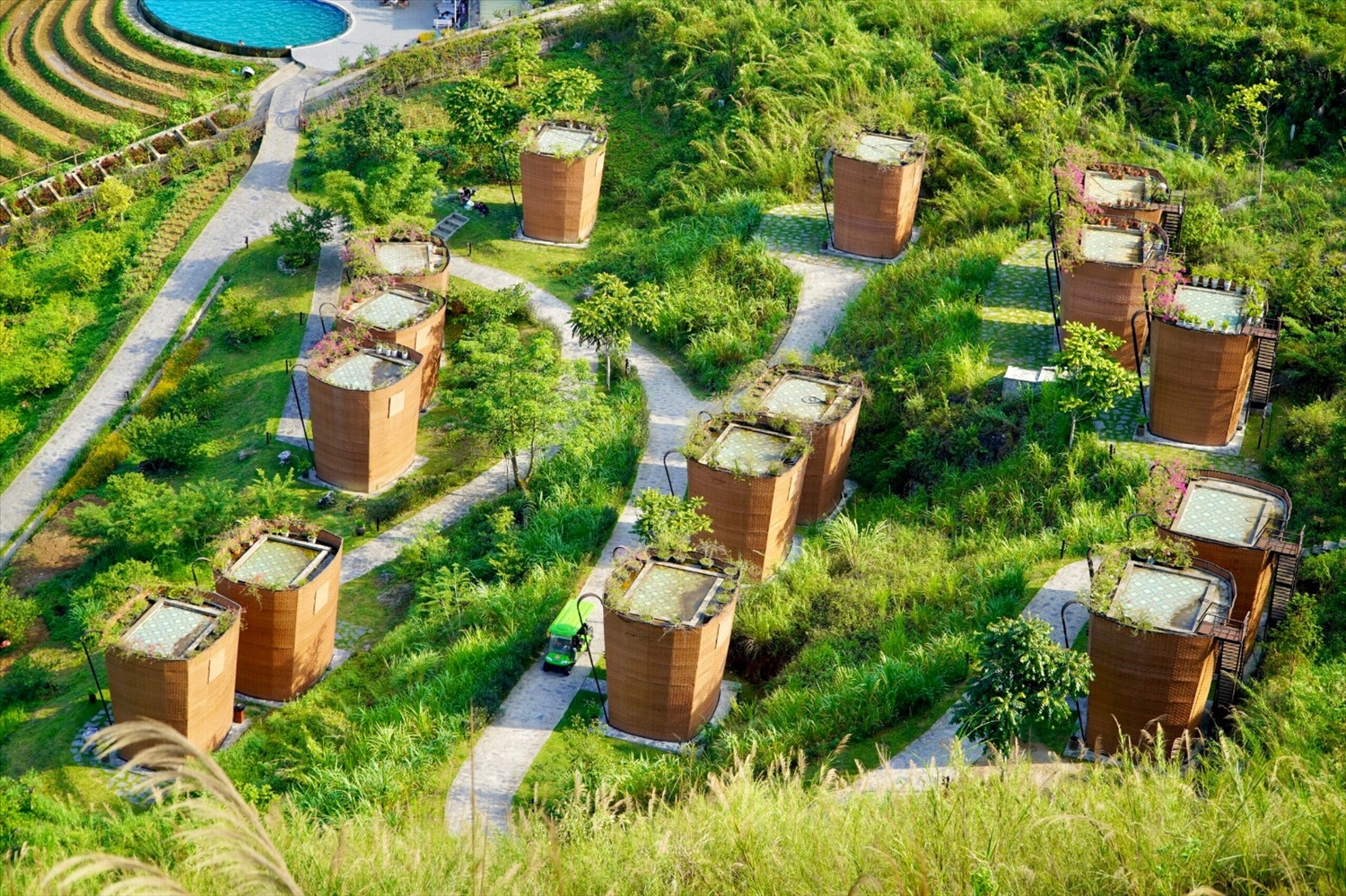Khu nghỉ dưỡng H'Mong Vilage tại Quản Bạ - Hà Giang được vinh danh là Khách sạn xanh ASEAN nhờ việc kết hợp giữa bảo tồn văn hóa bản địa và cách thức quảng bá sản phẩm du lịch trên nền tảng số
