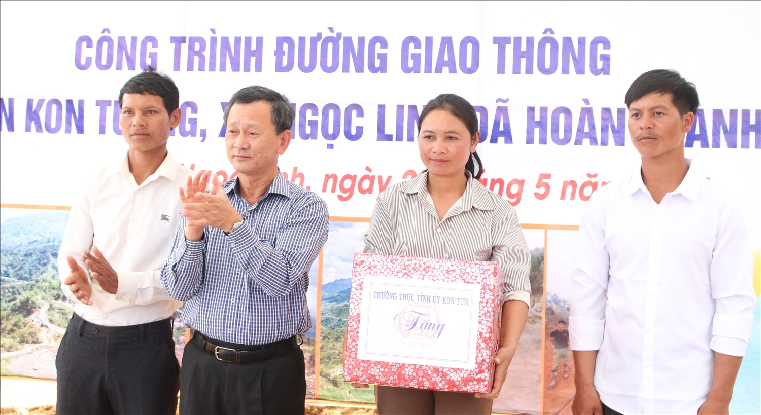 Bí thư Tỉnh ủy Kon Tum Dương Văn Trang tặng quà cho đồng bào Xơ Đăng làng Kon Tuông