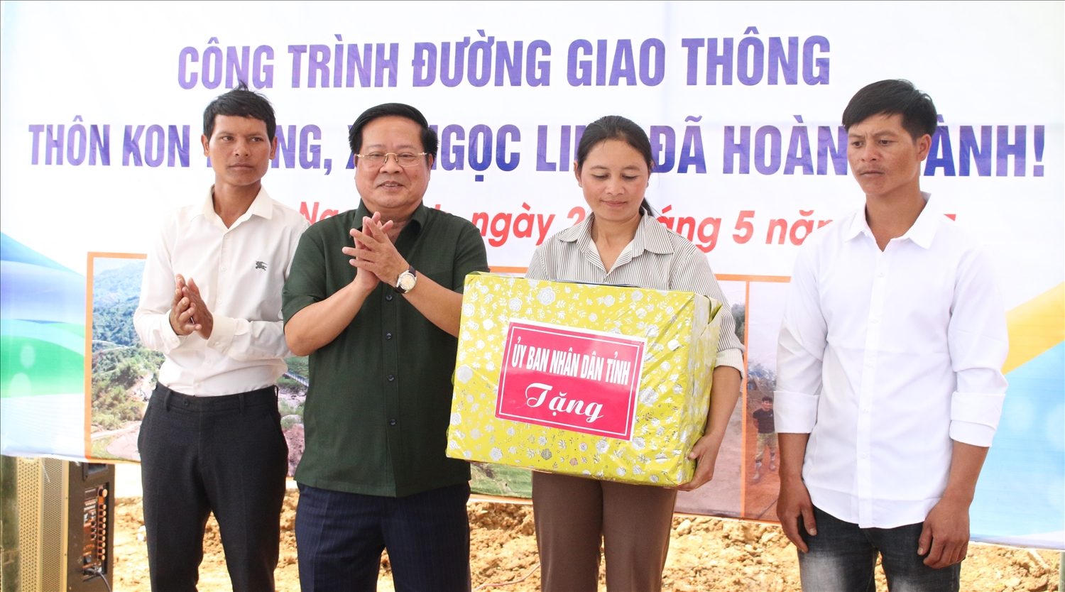Chủ tịch UBND tỉnh Kon Tum Lê Ngọc Tuấn tặng quà cho Nhân dân làng Kon Tuông, xã Ngọc Linh, huyện Đăk Glei