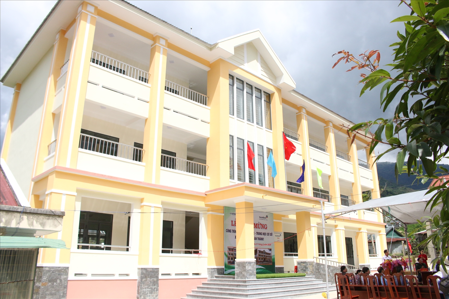 Dãy phòng học 3 tầng được đầu tư xây dựng mới giúp Trường PTDTBT Tiểu học – Trung học cơ sở xã Ngọc Linh đảm bảo công tác dạy và học