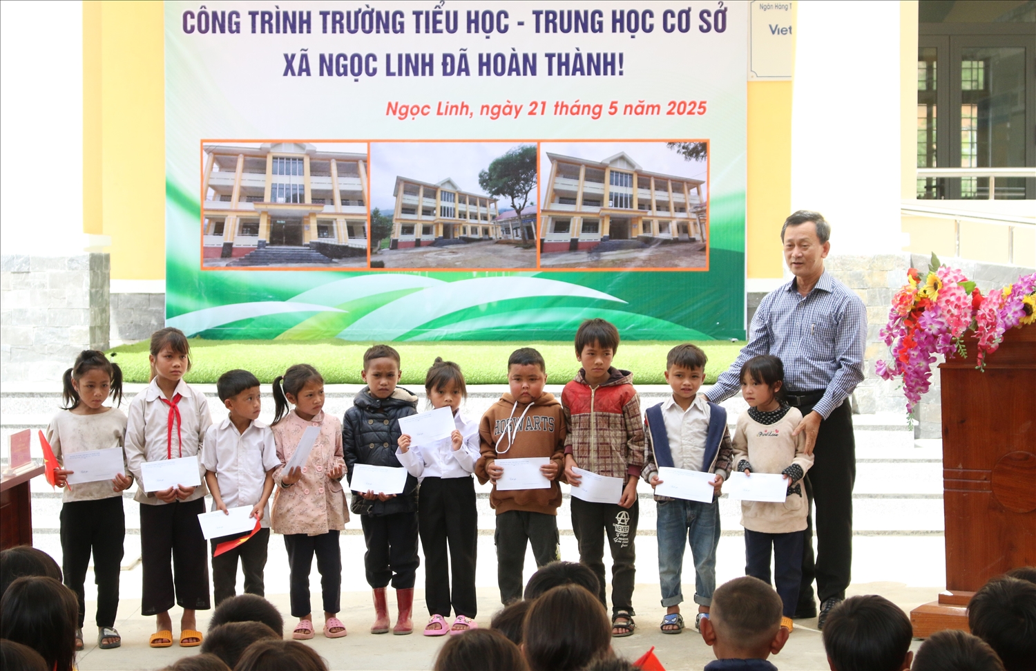 Bí thư Tỉnh ủy Kon Tum Dương Văn Trang tặng học bổng cho 10 em học sinh Trường PTDTBT Tiểu học – Trung học cơ sở xã Ngọc Linh, huyện Đăk Glei