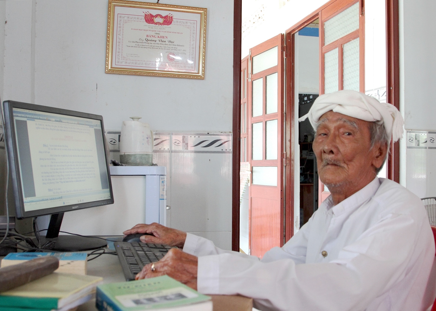 Hàng ngày, ông Quảng Văn Đại vẫn cần mẫn làm việc trên máy vi tính