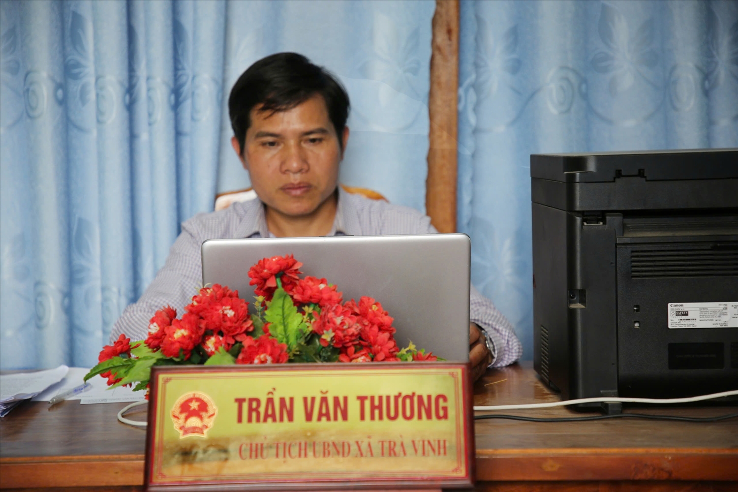 Ông Trần Văn Thương - Chủ tịch UBND xã Trà Vinh trao đổi với PV Báo Dân tộc và Phát triển về việc chồng lấn địa giới hành chính