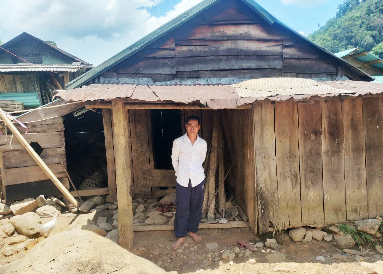 Căn nhà đơn sơ của anh Anh Hồ Văn Cảnh ở thôn 3 được dựng lên từ những tấm ván cũ