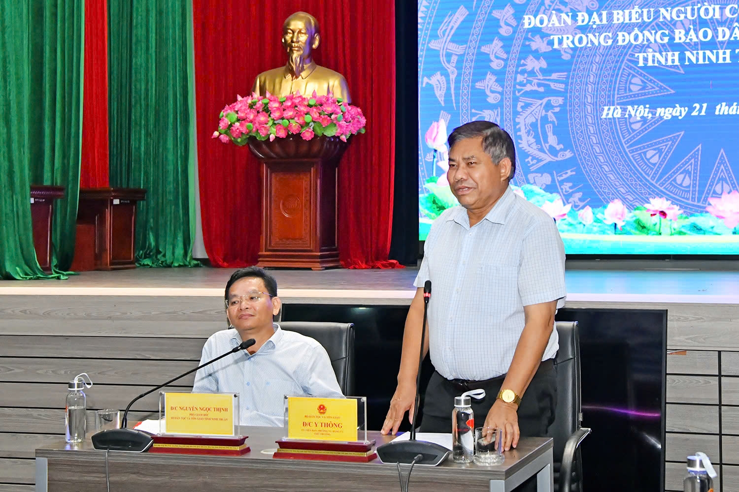 Thứ trưởng Y Thông phát biểu tại buổi gặp mặt