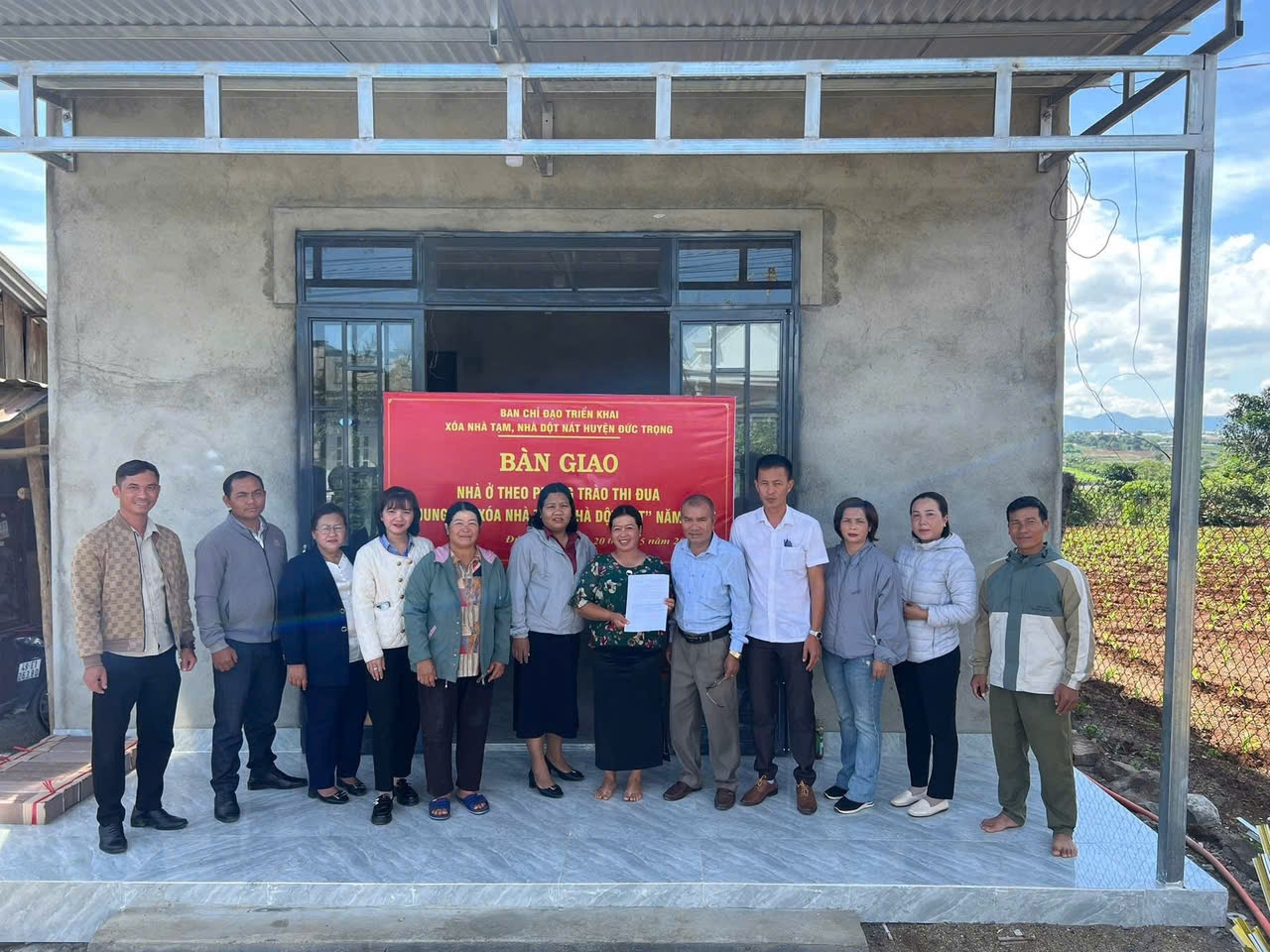 Huyện Đức Trọng bàn giao nhà cho gia đình bà Cil Yũ Ha Bê xã N’Thôn Hạ. Ảnh: T.Vũ