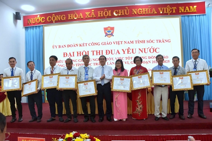 Nhiều tập thể, cá nhân được khen thưởng tại Đại hội thi đua yêu nước biểu dương người tốt việc tốt trong đồng bào công giáo, giai đoạn 2020-2025. Ảnh: Huỳnh Phương