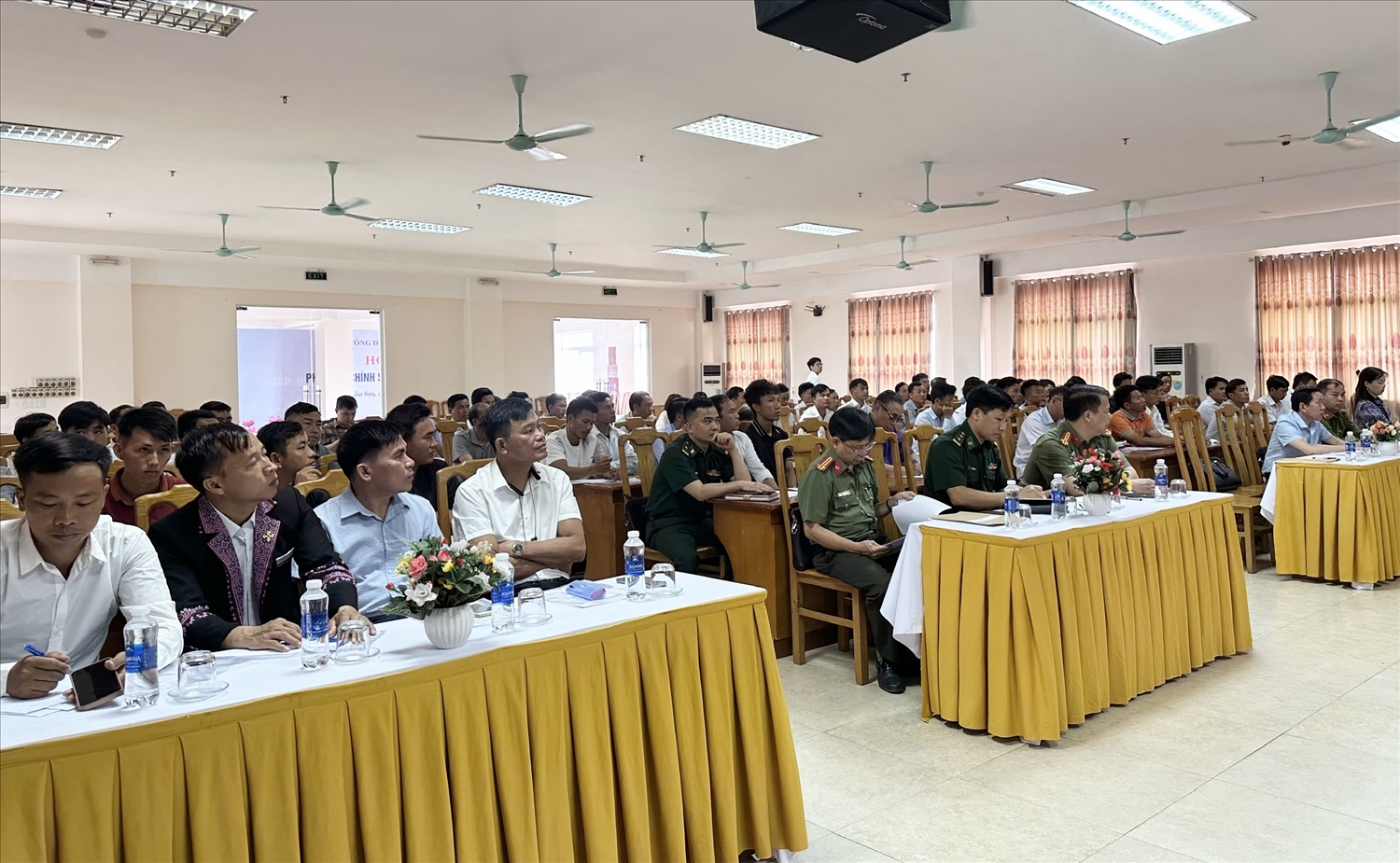 Các đại biểu tham dự hội nghị.