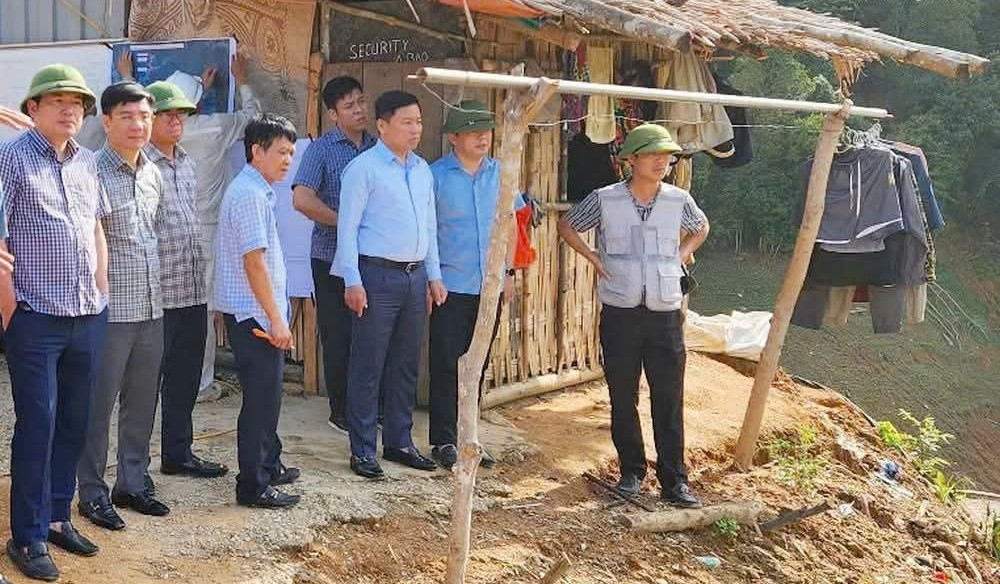 Phó Chủ tịch UBND tỉnh Nghệ An Hoàng Phú Hiền (thứ 3 từ phải sang) trong chuyến thị sát đường vào các xã vùng lòng hồ bản Vẽ huyện Tương Dương