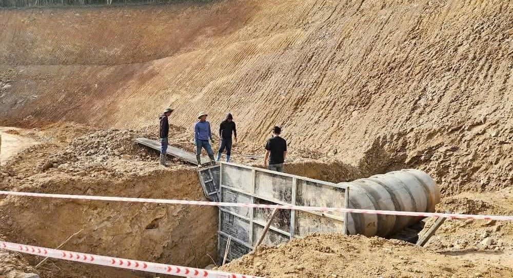 Gấp rút thi công hệ thống mương thoát nước trên tuyến