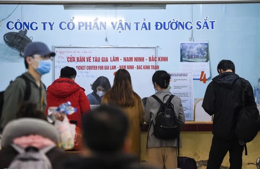 Hành khách mua vé tàu liên vận quốc tế tại ga Gia Lâm. (Ảnh: VNR)