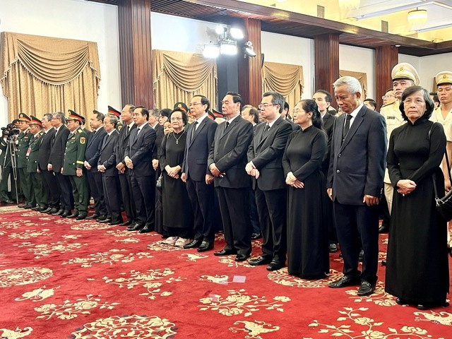 Các đồng chí lãnh đạo, nguyên lãnh đạo Đảng, Nhà nước viếng nguyên Chủ tịch nước Trần Đức Lương tại Hội trường Thống Nhất, Thành phố Hồ Chí Minh - Ảnh: VGP/Anh Đức