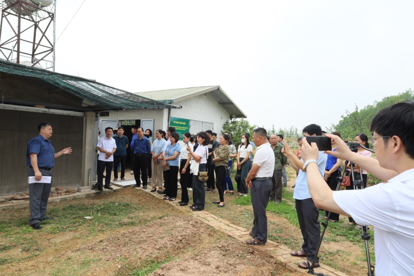 Tham quan kinh nghiệm quản lý tổ chức sản xuất ở một số cơ sở chăn nuôi an toàn dịch bệnh tại huyện Cao Lộc và thành phố Lạng Sơn.