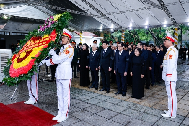 Đoàn Chủ tịch nước Cộng hòa xã hội chủ nghĩa Việt Nam do đồng chí Lương Cường, Ủy viên Bộ Chính trị, Chủ tịch nước Cộng hòa Xã hội chủ nghĩa Việt Nam, làm Trưởng đoàn viếng nguyên Chủ tịch nước Trần Đức Lương - Ảnh: VGP/Nhật Bắc
