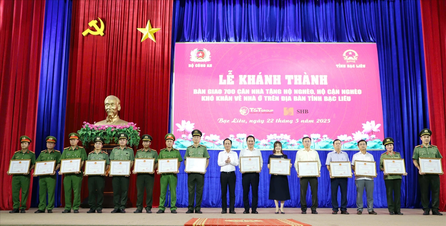 Ông Phạm Văn Thiều, Chủ tịch UBND tỉnh Bạc Liêu trao Bằng khen đến các tập thể