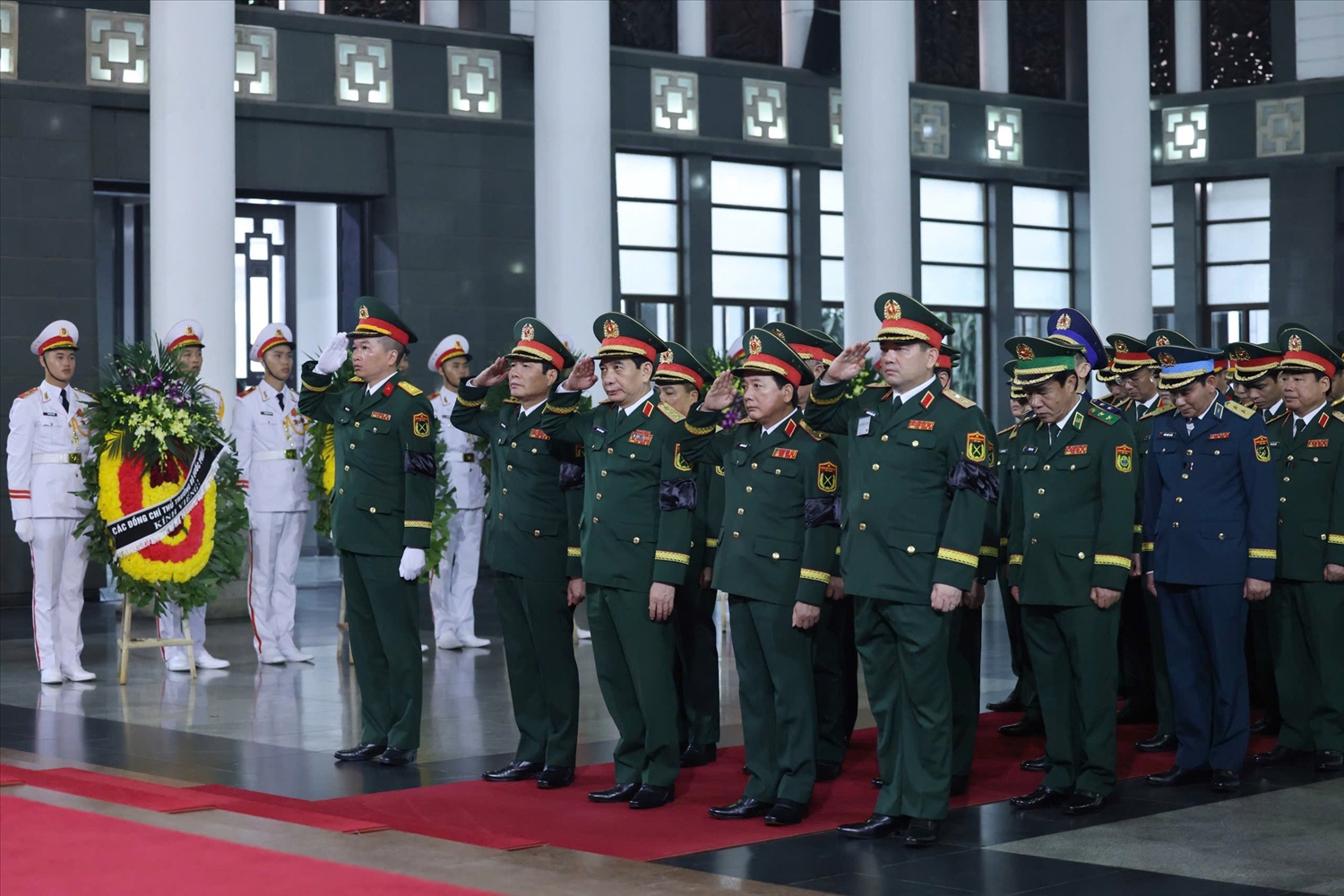 Đoàn Quân ủy Trung ương, Bộ Quốc phòng do Đại tướng Phan Văn Giang, Ủy viên Bộ Chính trị, Phó Bí thư Quân ủy Trung ương, Bộ trưởng Bộ Quốc phòng làm Trưởng đoàn vào viếng đồng chí Trần Đức Lương - Ảnh: VGP/Nhật Bắc
