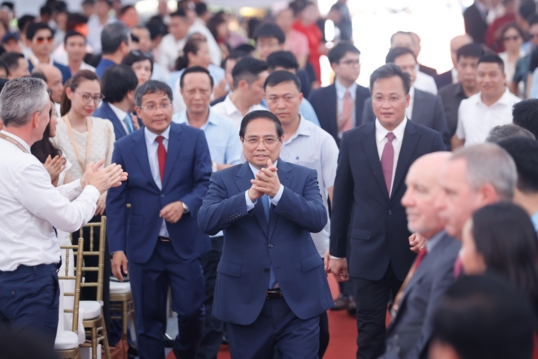 Thủ tướng Phạm Minh Chính tới dự lễ khởi công dự án khu phức hợp đô thị, du lịch sinh thái và sân golf Khoái Châu (dự án Trump International Hưng Yên) - Ảnh: VGP/Nhật Bắc