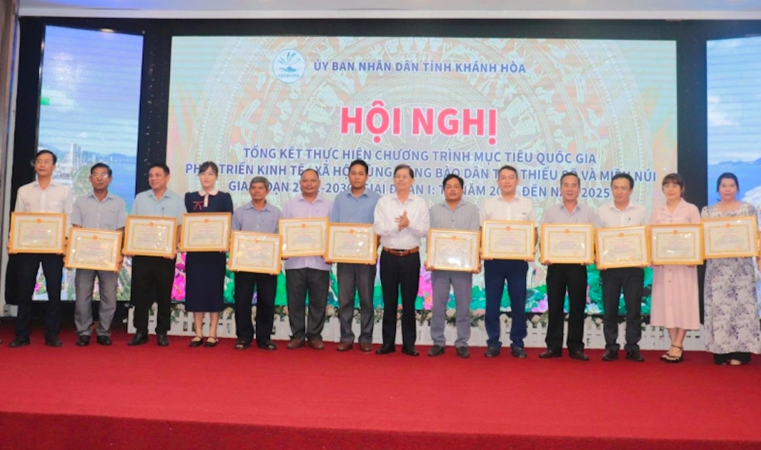 Ông Nguyễn Tấn Tuân, Chủ tịch UBND tỉnh Khánh Hòa (đứng giữa, áo trắng) tặng Bằng khen các đơn vị, cá nhân có thành tích xuất sắc trong thực hiện Chương trình mục tiêu quốc gia phát triển kinh tế - xã hội vùng đồng bào dân tộc thiểu số và miền núi giai đoạn 2021-2025