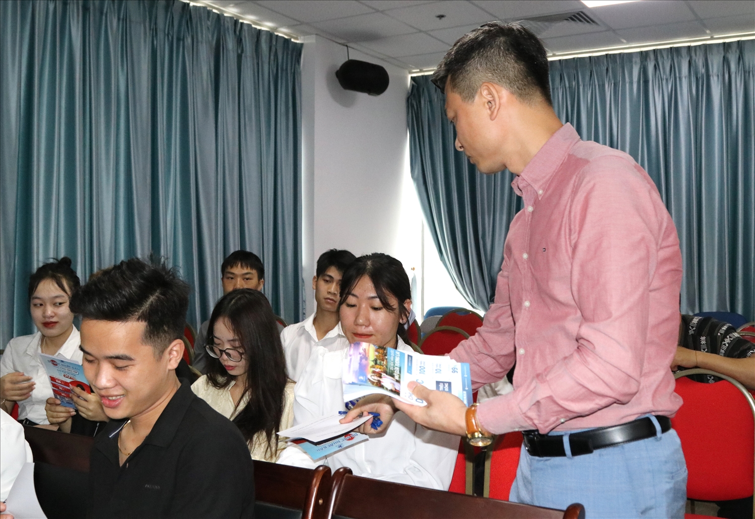 Các doanh nghiệp giới thiệu nghề nghiệp cho sinh viên Học viện Dân tộc