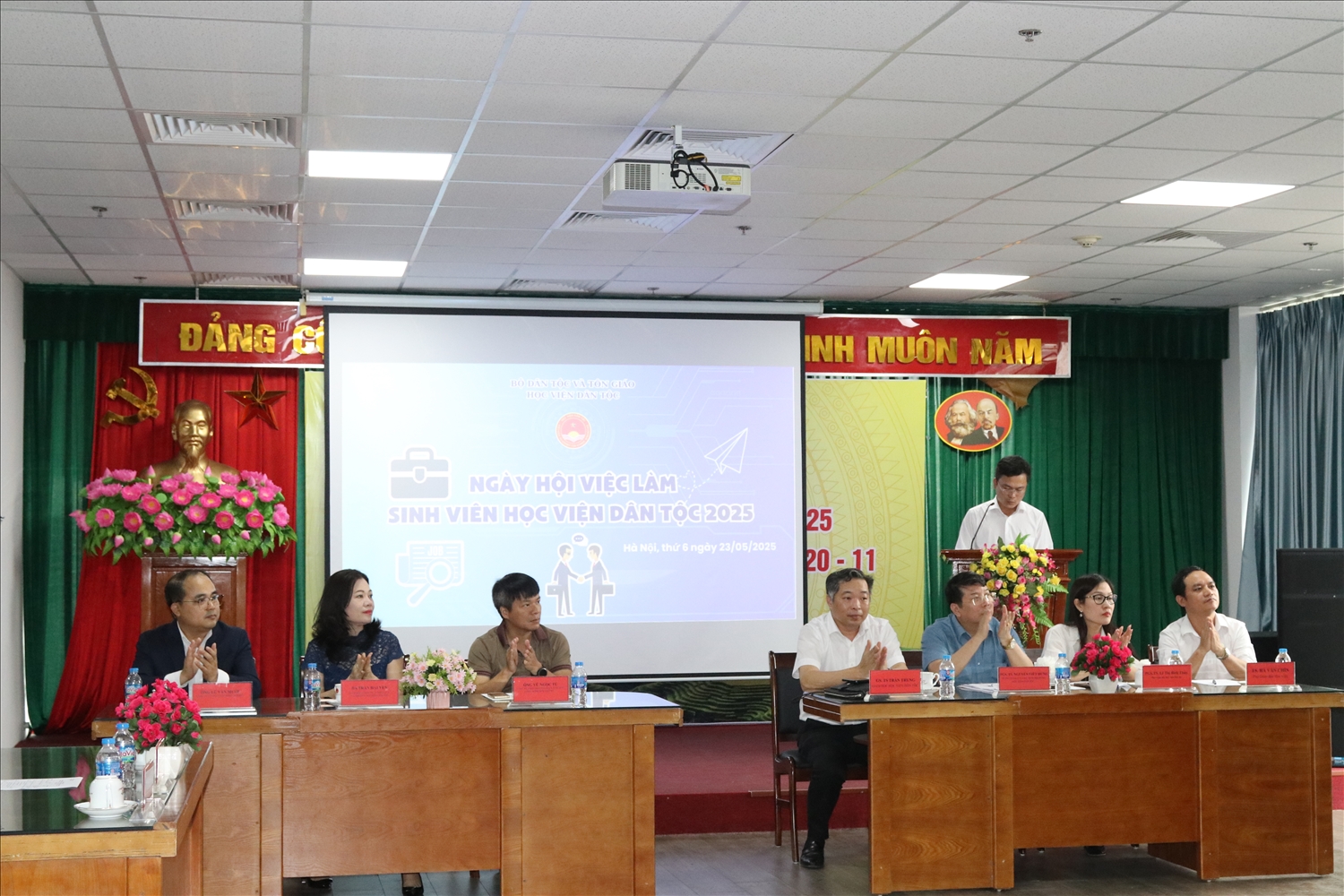 Ngày hội việc làm ngày là dịp để các em sinh viên tìm hiểu về thị trường lao động