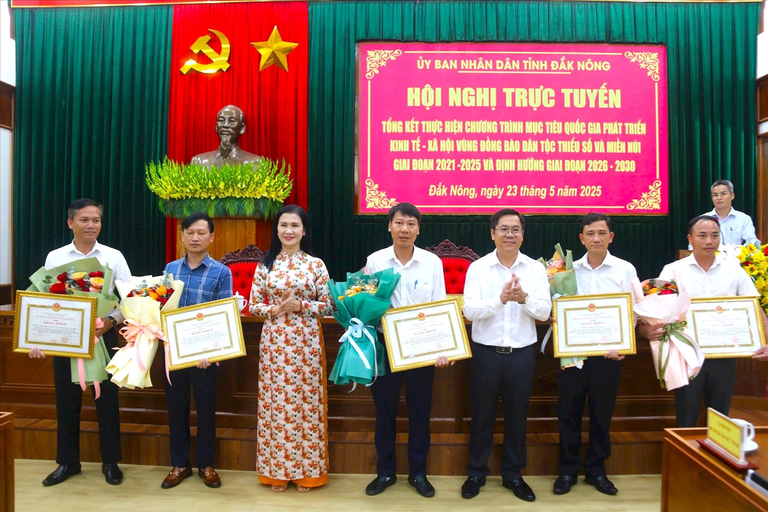 Phó Chủ tịch UBND tỉnh Đắk Nông Tôn Thị Ngọc Hạnh trao tặng Bằng khen của Chủ tịch UBND tỉnh cho các tập thể