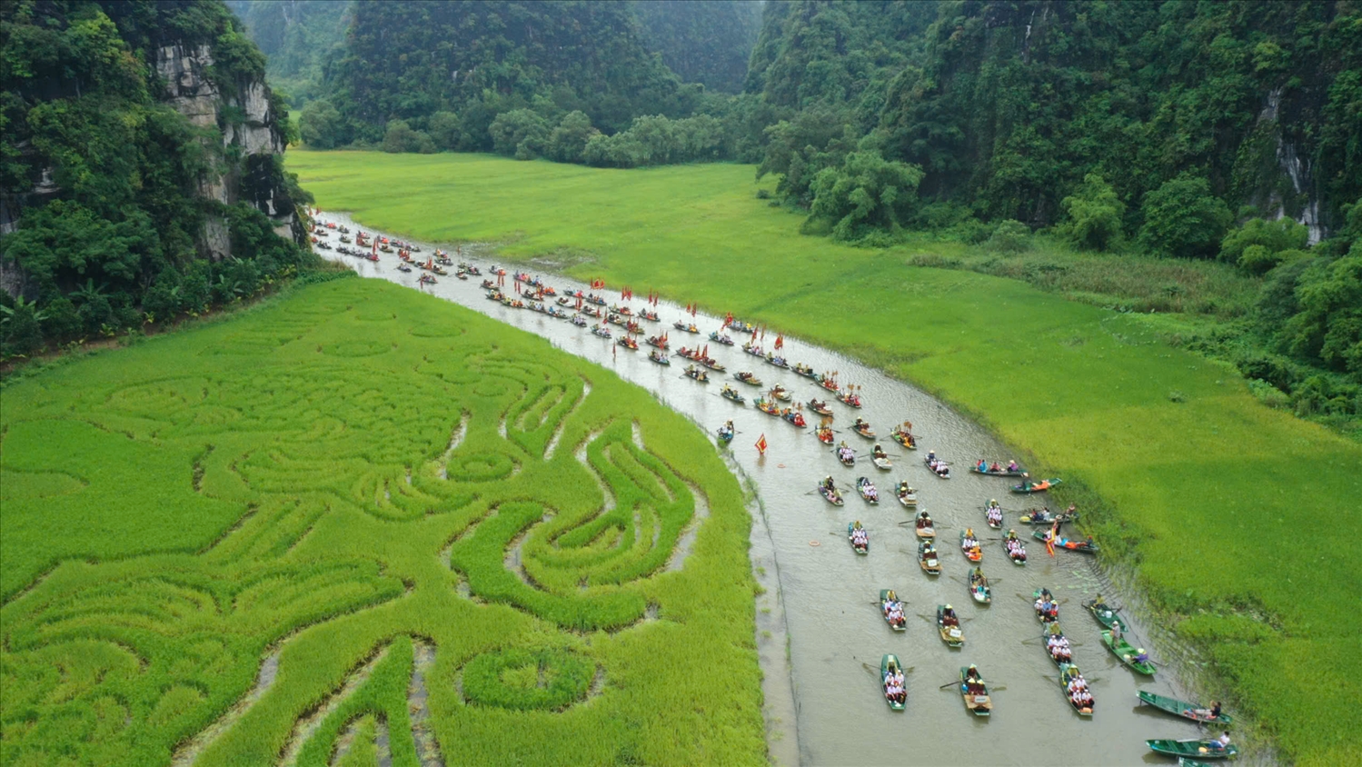 Điểm nhấn của Tuần Du lịch Ninh Bình năm 2025 là khắc họa bức tranh “Cá chép vượt vũ môn”, được tạo hình trên diện tích gần 10.000m2.