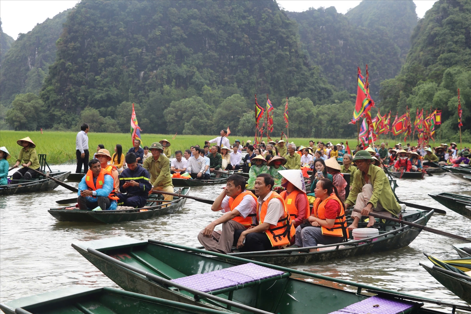 Hàng trăm đại biểu cùng đông đảo người dân tham dự lễ khai mạc Tuần Du lịch Ninh Bình năm 2025