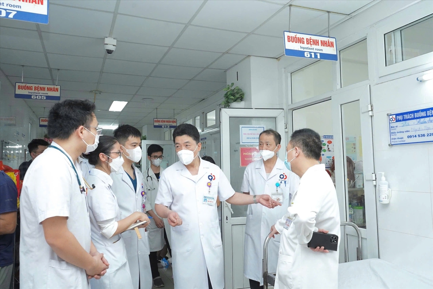 Ngành Y tế Nghệ An đã lên "dây cót" ứng phó với dịch Covid-19 mới - Trong ảnh: Cán bộ y, bác sĩ Bệnh viện Sản Nhi Nghệ An kiểm tra cơ sở vật chất 