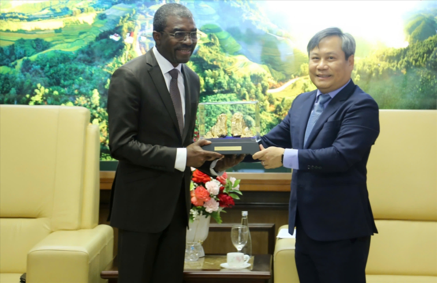Bí thư Tỉnh ủy Quảng Ninh tặng quà lưu niệm cho Giám đốc Trung tâm Di sản Thế giới (UNESCO)