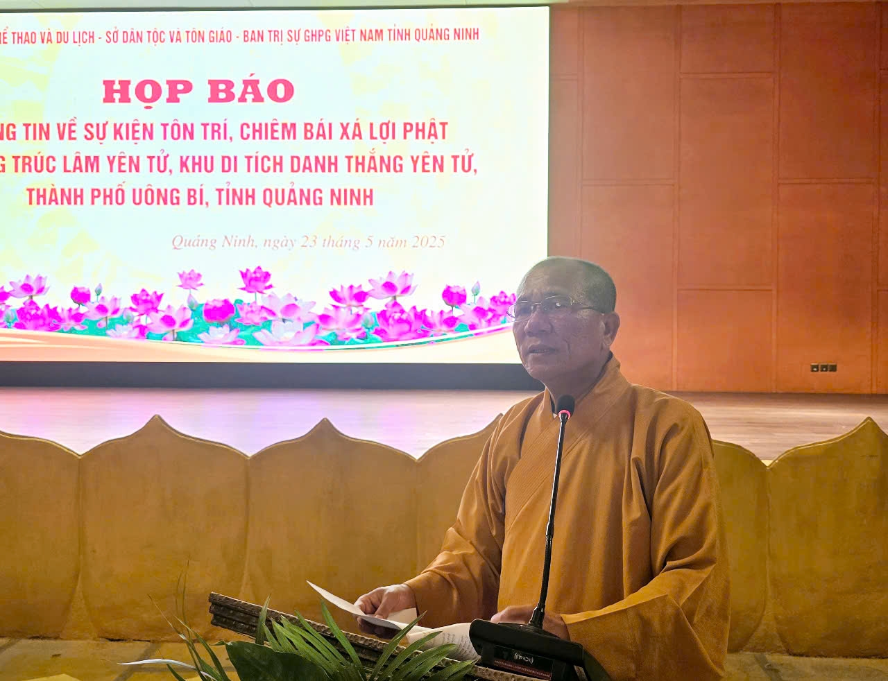 Thượng tọa Thích Đạo Hiển phát biểu tại buổi họp báo