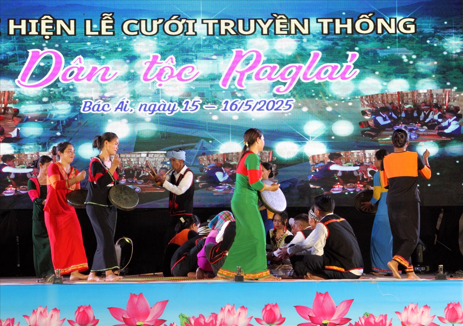 Lễ cưới truyền thống của đồng bào Raglay kết thúc trong tiếng mã la hòa quyện tiếng kèn bầu vang vọng bản làng…