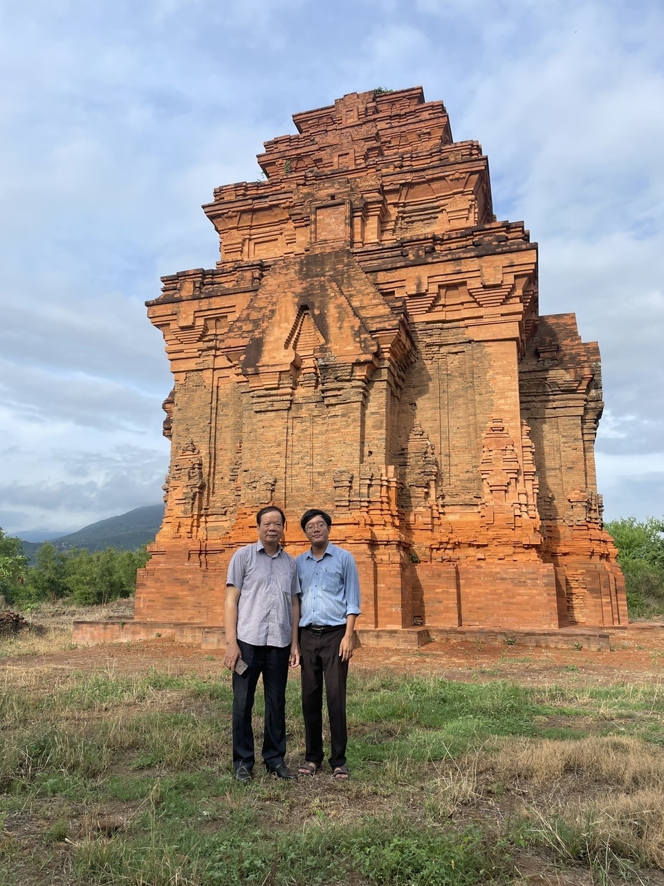 GS.TS. Nguyễn Văn Kim (bên trái) - Phó Chủ tịch Hồng đồng Di sản Văn hóa Quốc gia và ThS. Đổng Thành Danh - Trung tâm Nghiên cứu Văn hóa Chăm Ninh Thuận khảo sát thực tế tại đền tháp Hòa Lai