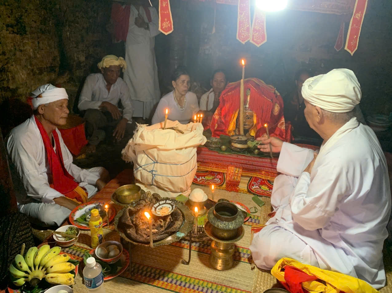 Các chức sắc dâng lễ vật tộc họ Cuah trên đền tháp Po Klong Garai.