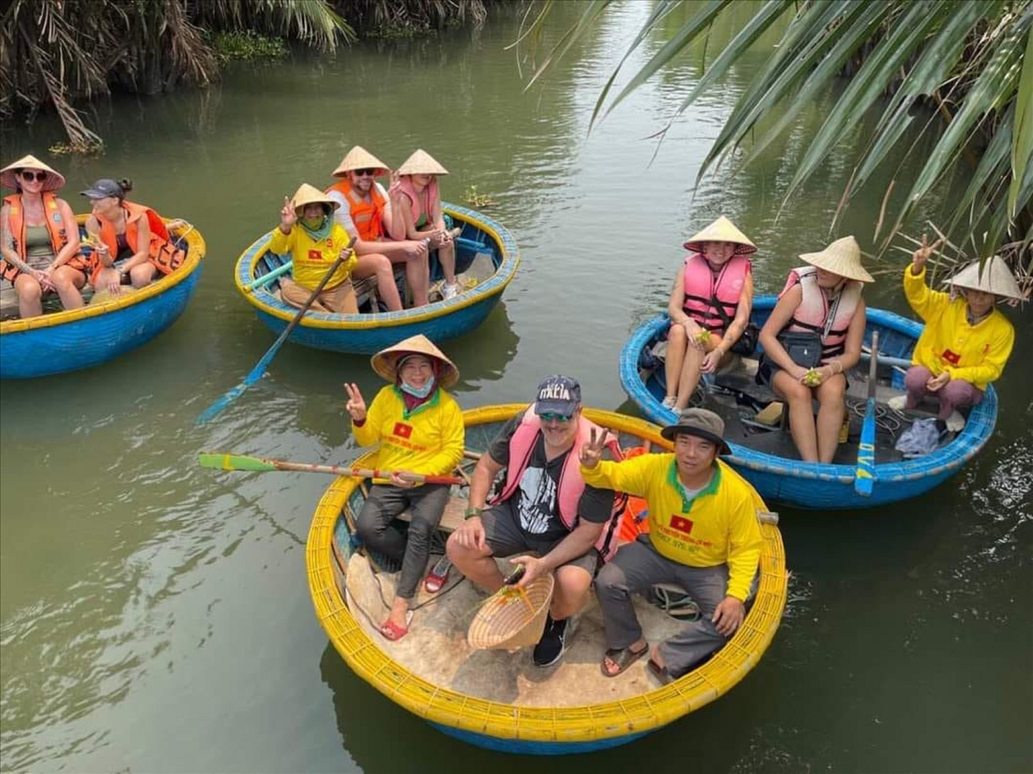 Du lịch không chỉ giúp các cơ sở kinh doanh du lịch tăng doanh thu, mà còn tạo ra nhiều việc làm cho người lao động địa phương.