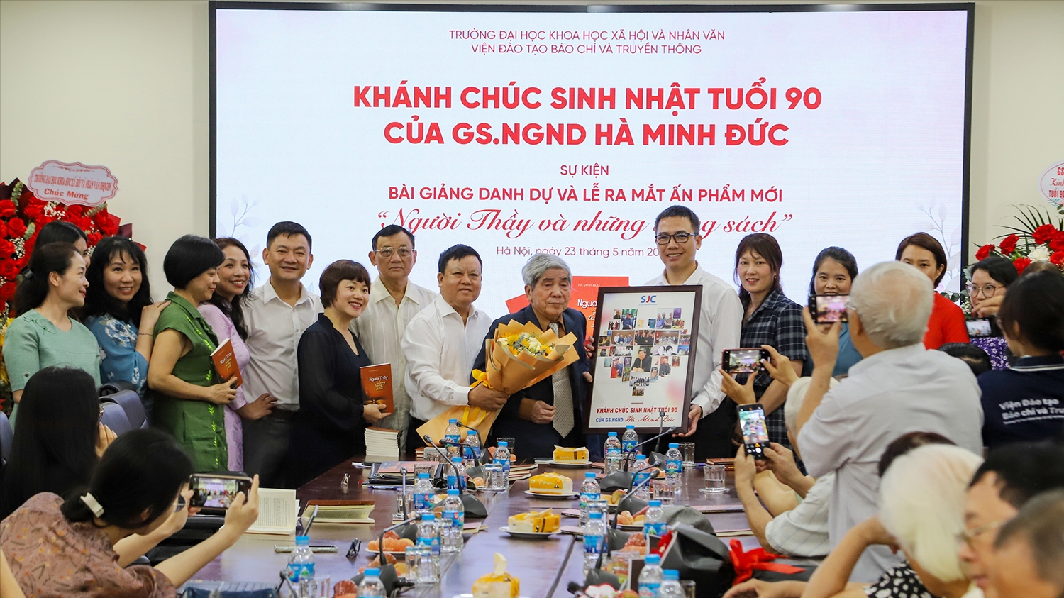 Tập thể lãnh đạo, cán bộ, giảng viên Viện Đào tạo Báo chí và Truyền thông, Trường Đại học Khoa học Xã hội và Nhân văn chúc tuổi Giáo sư Hà Minh Đức