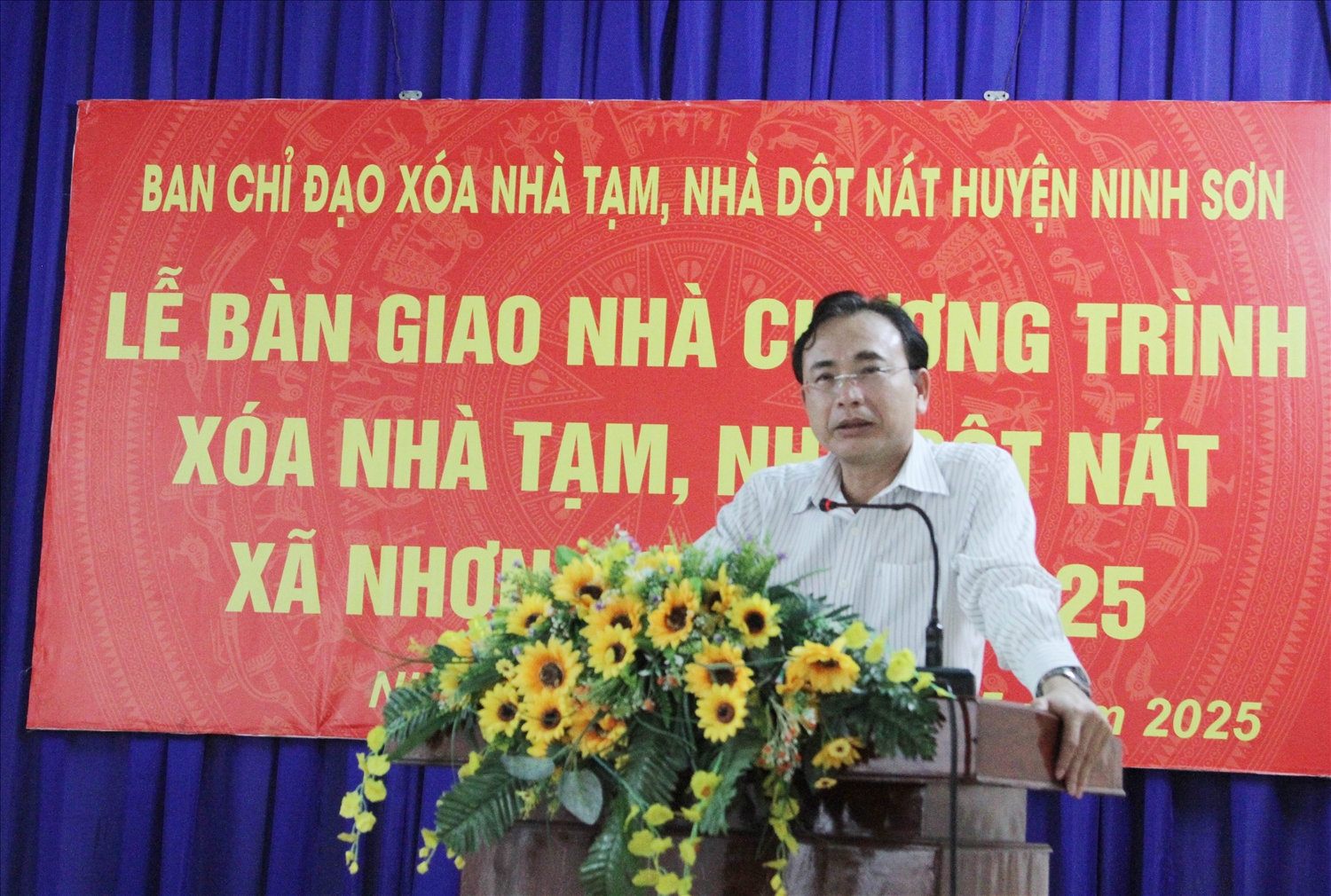 Ông Nguyễn Văn Nhựt, Bí thư Huyện ủy, Trưởng Ban chỉ đạo xóa tạm, nhà dột nát huyện Ninh Sơn phát biểu tại buổi Lễ bàn giao nhà.