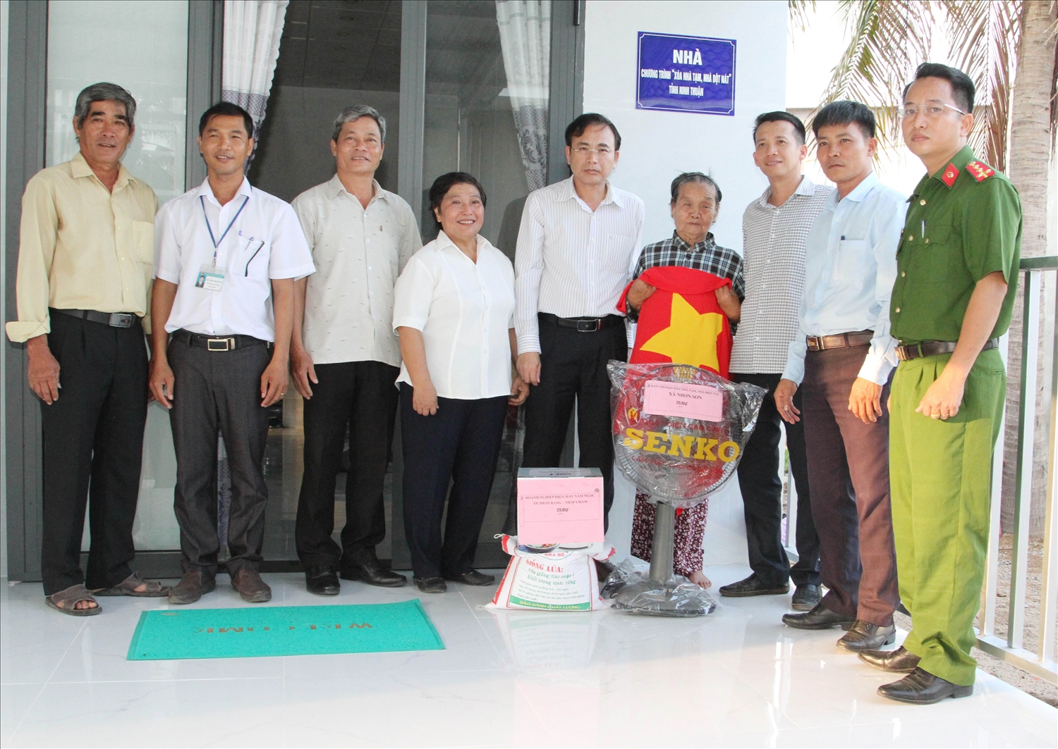 Lãnh đạo huyện Ninh Sơn và các lãnh đạo xã Nhơn Sơn thực hiện nghi thức bàn giao nhà cho hộ bà Võ Thị Duyên ở thôn Núi Ngỗng.