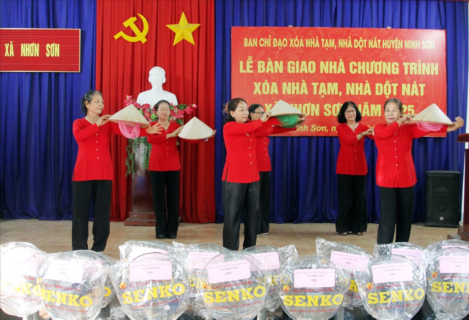 Chương trình văn nghệ chào mừng lễ bàn giao nhà do phụ nữ xã Nhơn Sơn thực hiện. 