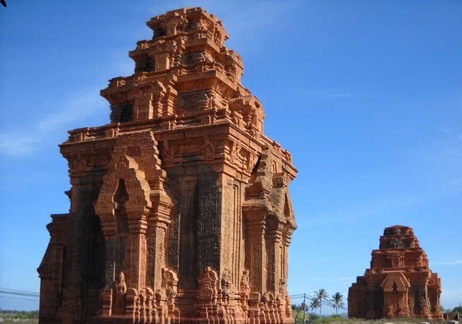 Cụm di tích đền tháp Hòa Lai xây dựng từ thế kỷ IX. Ảnh: Đổng Thành Danh