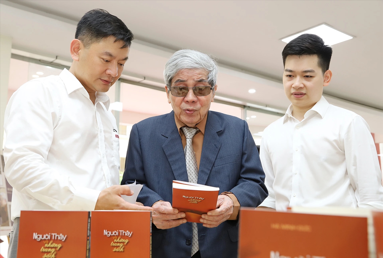 Giáo sư Hà Minh Đức bên cuốn “Người thầy và những trang sách”. 