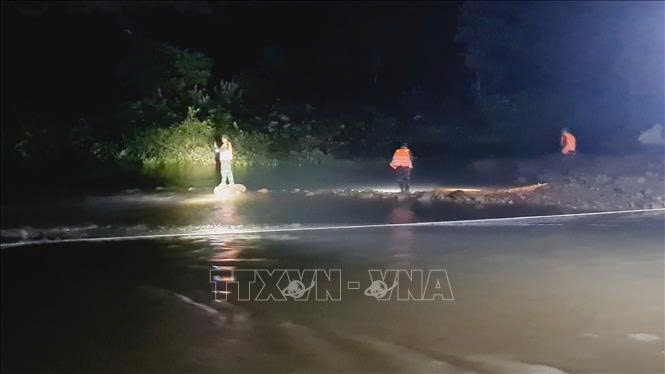 Lực lượng cứu hộ huyện Hải Hà (Quảng Ninh) tìm kiếm 2 học sinh bị nước lũ cuốn trôi. Ảnh: TTXVN