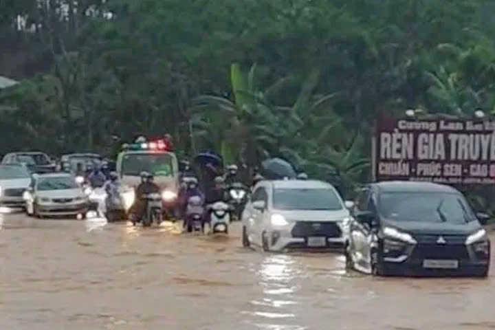 Nhiều tuyến đường ở Tuyên Quang ngập sâu do mưa lớn kéo dài.Ảnh: TL