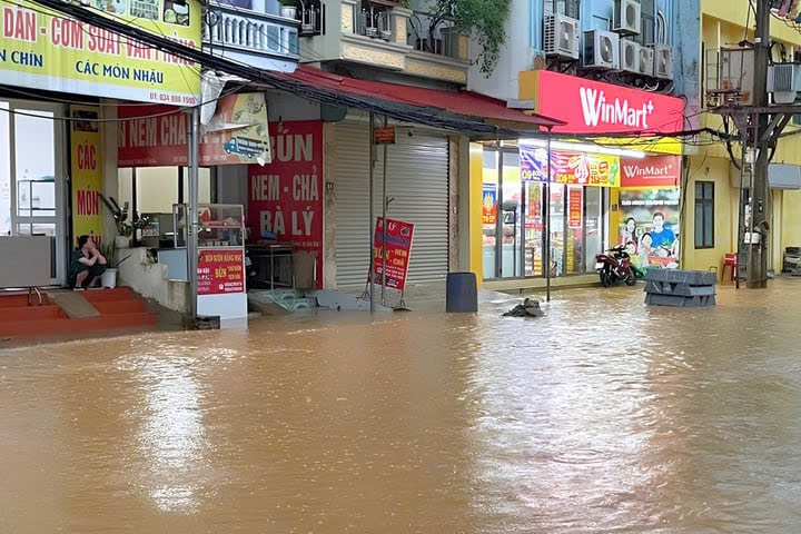 Đến sáng 23/5, nhiều điểm ở TP Yên Bái vẫn ngập trong biển nước. (Ảnh: Yên Bái 24h)