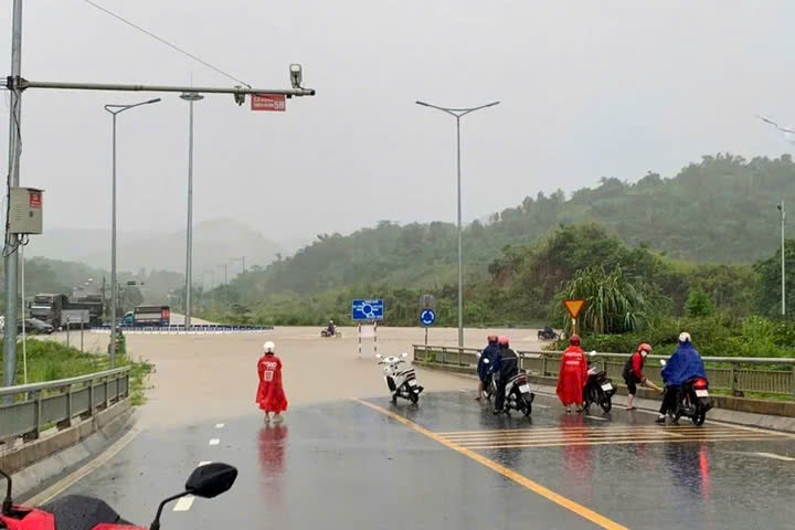 Mưa lớn khiến nhiều xe không thể di chuyển qua khu vực cầu Làng Giàng, Lào Cai. Ảnh:TL