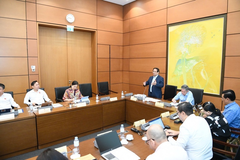Thủ tướng Phạm Minh Chính, đại biểu Quốc hội đoàn Cần Thơ đánh giá cao các ý kiến phát biểu chất lượng của các đại biểu, cho thấy nắm rất chắc tình hình, phản ánh đầy đủ ý kiến cử tri và đề xuất các giải pháp - Ảnh: VGP/Nhật Bắc