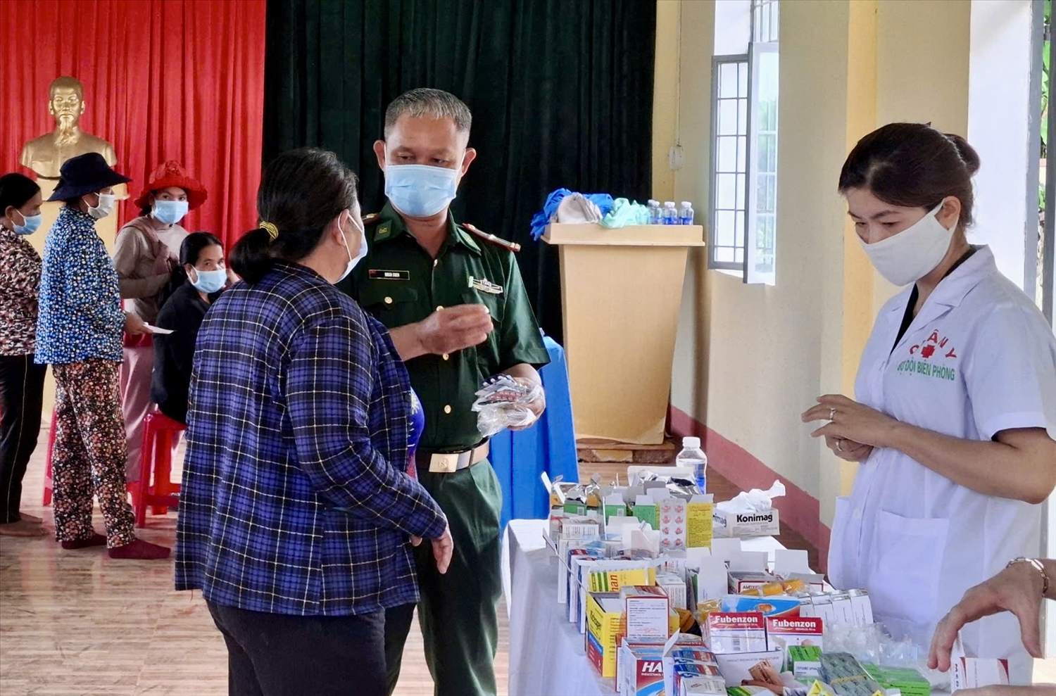 Lực lượng Bộ đội Biên phòng tỉnh, đội ngũ y bác sĩ còn tích cực tuyên truyền, hướng dẫn người dân phương pháp phòng chống các bệnh thường gặp theo mùa, bệnh huyết áp...