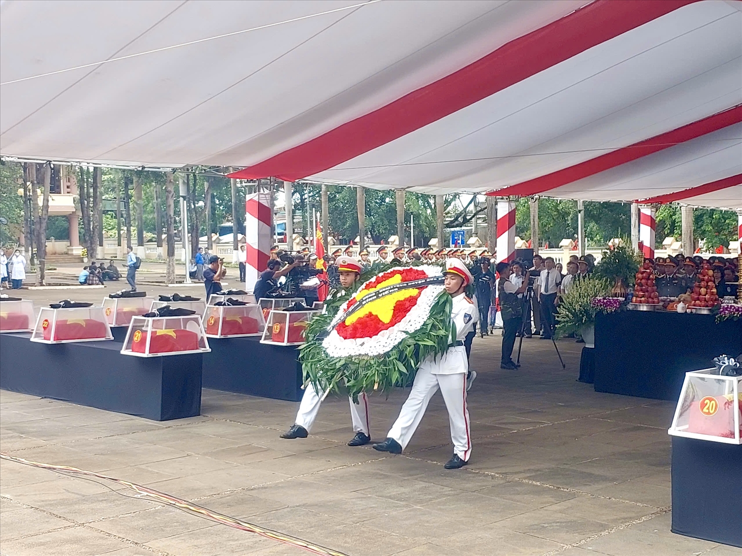 Các đại biểu tham dự Lễ đặt vòng hoa và dâng hương tưởng nhớ các Liệt sĩ quân tình nguyện và chuyên gia Việt Nam