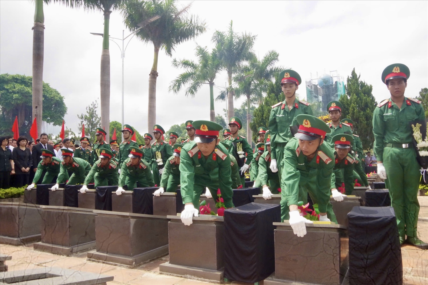 Cán bộ, chiến sĩ LLVT tỉnh, thực hiện nghi lễ An táng các Liệt sĩ tại Nghĩa trang Liệt sĩ huyện Đức Cơ