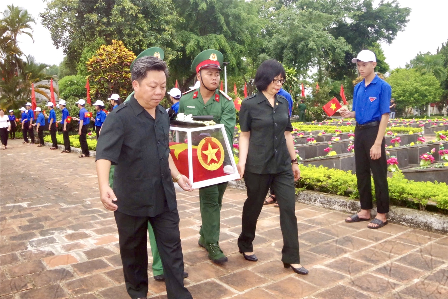 Lãnh đạo tỉnh Gia Lai đưa hài cốt Liệt sĩ về với đất mẹ thân yêu